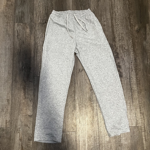 ALO Light Gray Quarter-Zip Sweatshirt & Jogger Set - Picture 3 of 3